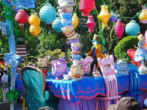 there are many decorations on the table at this festival, including teapots and hats