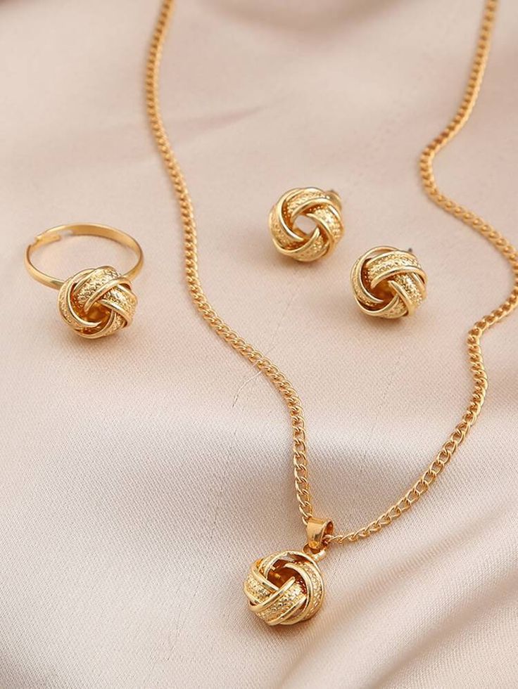 Fancy Jewelry Necklace, Modern Gold Jewelry, Fancy Jewellery Designs, Bracelets Design, Jewelry Knots, Gold Pendant Jewelry, Earrings Ring, Women's Jewelry Sets, Gold Collar