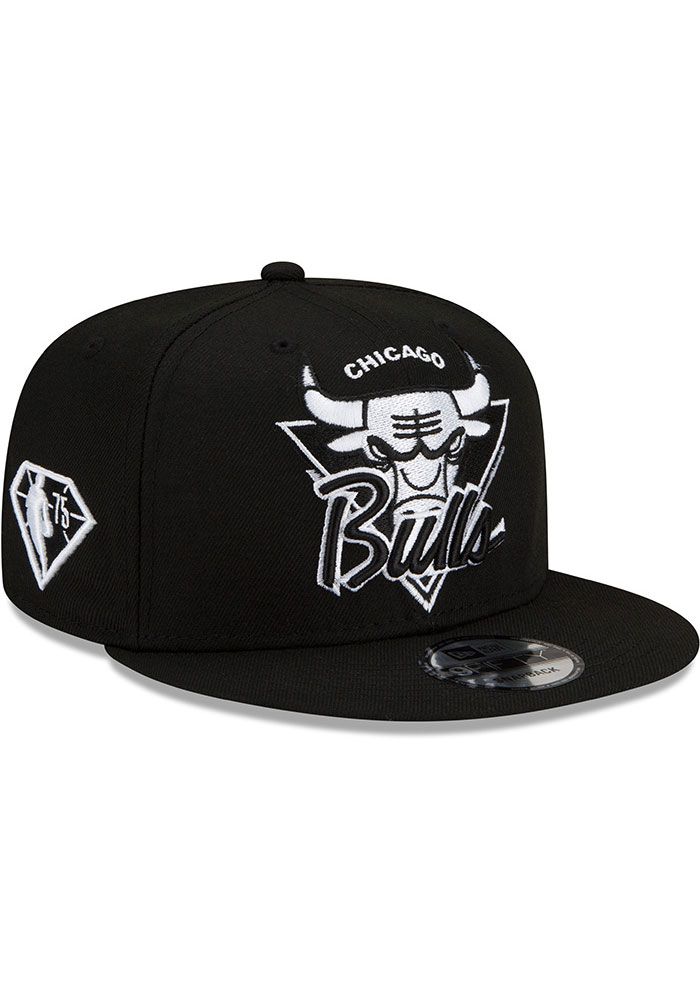 Wear your Bulls style with pride in this Chicago Bulls New Era Black NBA21 TIP OFF 9FIFTY Snapback Hat! This Chicago Snapback Hat features a front embroidered team logo on a sctructured crown with NBA 75th anniversary side patch and snapback closure. Go Bulls! Front embroidered logo, Fashion alternate colorway, Side New Era Flag, Back plastic snapback, Adjustable closure, Polyester material, Polyester, Wipe clean with cloth or cleaning kit, 4 Snapback Hat With Team Logo For Fans, Flat Bill Snapback Hat With Team Logo, Streetwear Fitted Cap With Team Logo, Snapback Fitted Hat With Team Logo For Streetwear, Snapback Baseball Cap With Logo For Streetwear, Flat Brim Baseball Cap With Team Logo For Streetwear, Streetwear Snapback Fitted Hat With Team Logo, Fan Merchandise Snapback Hat With Team Logo, Logo Snapback Baseball Cap For Streetwear