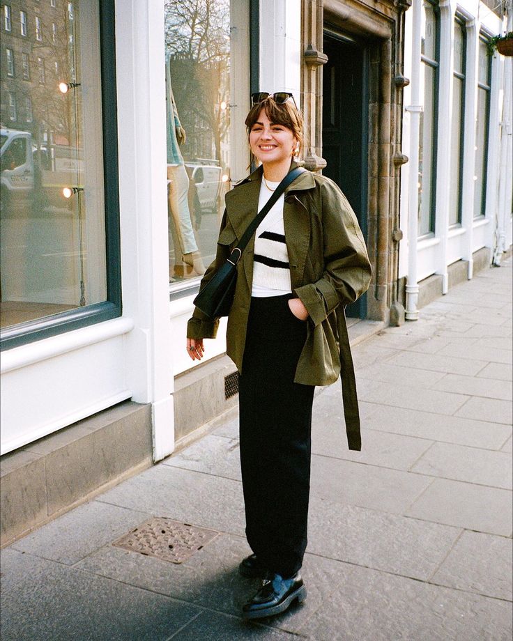 Alice Catherine sur Instagram : The only thing I love more than a long trench coat is a cropped trench coat 😏🤌🏼 Trench Coat Midi Skirt Outfit, Grunge Trench Coat Outfit, Cropped Trench Coat Outfit 2023, Cottagecore Trench Coat, Short Trench Coat Women, Acne Studios Cropped Trench, Cropped Trench Coat, Short Trench Coat, Long Trench