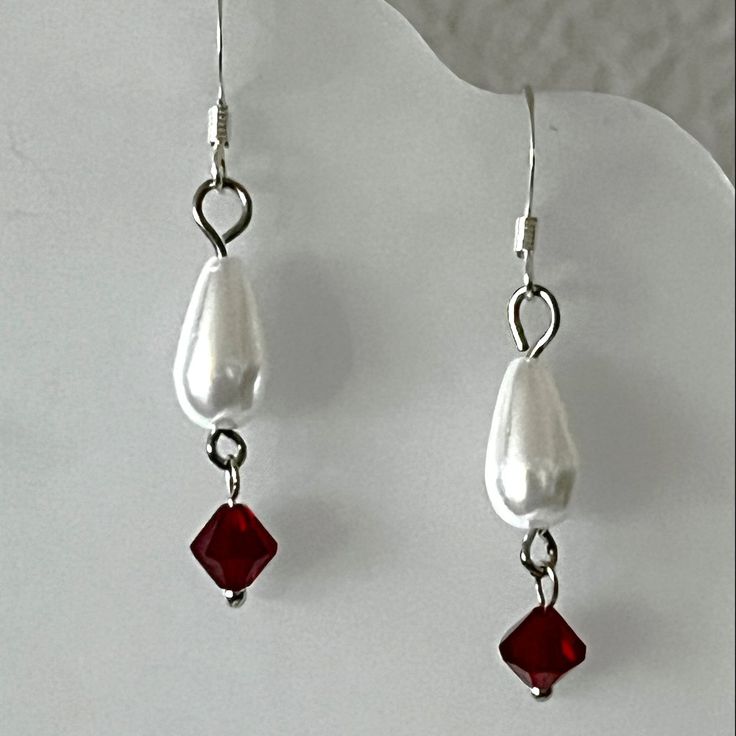 New Handmade Earrings Of Japanese White Teardrop Acrylic Pearls, Siam Red Swarovski Crystals, And Silver-Plated Flat Coil Fishhook Ear Wires. These Lovely Earrings Measure 1-1/2" Long And 1/4" Wide. They Are Sophisticated Enough To Wear At A Wedding, On The Town At Night, Or Dressed Casually During The Day. They Have A Vintage Boho Look. * This Is A One-Of-A-Kind Pair Of Earrings. * There May Be Some Color Discrepancies Due To Different Monitor Settings. The Colors Are Described As Clearly And G Red And Pearl Earrings, Christmas Earrings Ideas, Holiday Earrings Diy, Diy Bead Earrings, Diy Earrings Pearl, Town At Night, Handmade Earings, Easy Beading, Xmas Earrings