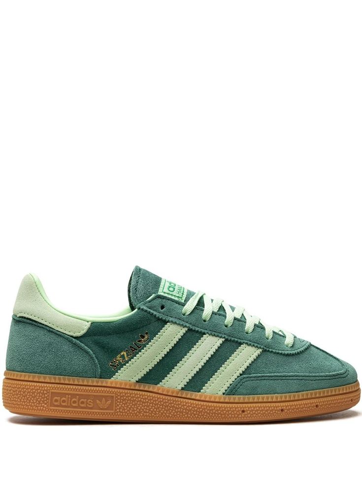 Find ADIDAS Handball Spezial Sneakers on Editorialist. green suede gold-tone logo lettering logo patch at the tongue signature 3-Stripes logo front lace-up fastening round toe gum-rubber sole These styles are supplied by a premium and authenticated sneaker marketplace. Stocking only the most sought-after footwear, they source and curate some of the most hard to find sneakers from around the world. Womens Green Sneakers, Jean Shoes Outfit, Colorful Adidas Shoes, Women’s Adidas Shoes, Green Spezials, Cool Sneakers Women, Summer Shoes 2024, Green Adidas Shoes Outfit, Adidas Spezial Green