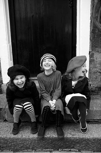 *giggles Three Girls, Black And White Photograph, Paris Mode, Jolie Photo, Just Smile, 인물 사진, Happy People, Smile Face, Beautiful Smile