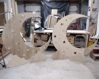 the letters o are made out of plywood and some other woodworking materials in a workshop