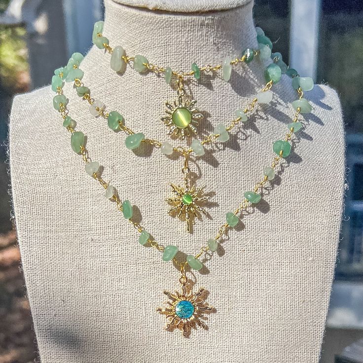 "Sun Green Aventurine Crystal Necklace/Gemstone Choker/Hippie Boho Crystal Jewelry/Wire Wrapped Crystal Necklace w/sun Charms/Handmade/Gift - Choker style crystal necklace with Green Aventurine Crystal Chip Beads and sun charm - Length is 15\",16\", 17\", 18\" and 19\"  - Materials: Gold plated copper wire, natural Green Aventurine crystals and, brass charms Check other styles in my shop: https://www.etsy.com/listing/1495642204/carnelian-sun-charm-wire-wrapped-gold?click_key=767e5654fd339a2ab4b9 Mitski Concert, Wire Wrapped Crystal Necklace, Wrapped Crystal Necklace, Wire Wrapped Crystal, Green Aventurine Crystal, Bijoux Fil Aluminium, Gemstone Choker, Aventurine Crystal, Wrapped Crystal