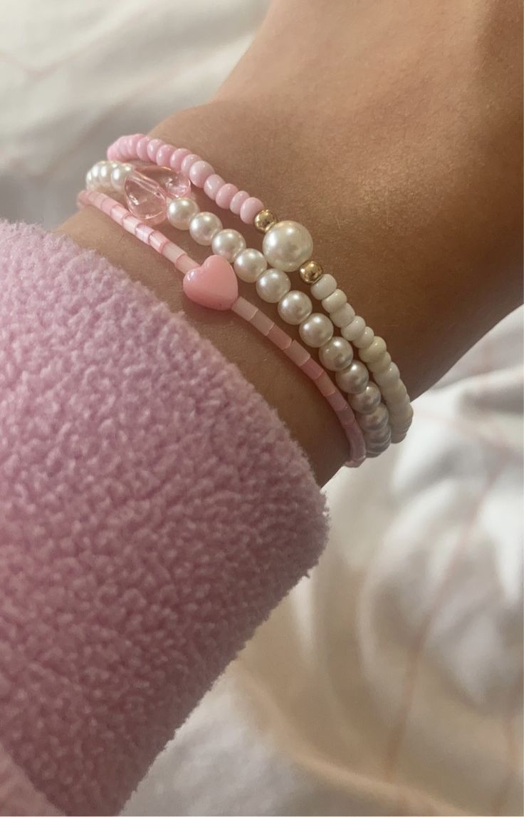 Pink Jewelry Aesthetic, Beaded Bracelets Pink, Inspo Bracelets, Bracelets Homemade, New Year Card Ideas, Kalung Manik-manik, Girly Bracelets, Pola Manik, Homemade Bracelets