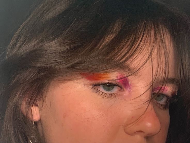 Lesbian Flag Eye Makeup, Lesbian Pride Hair, Lesbian Pride Makeup Look, Lesbian Pride Eyeshadow, Lesbian Flag Eyeliner, Lesbian Flag Inspired Makeup, Lesbian Flag Eyeshadow, Pride Inspo Outfits, Lesbian Flag Makeup Look