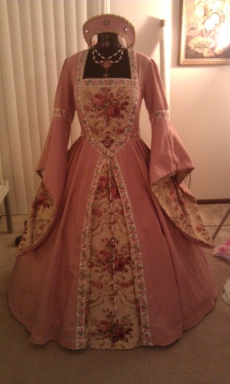 #13 - Tudor Pink Gown + Pink Flower Bodice Jewelry - https://www.zibbet.com/renaissancespiritjewels/pink-flowers-bodice-adornment Tudor Gown, Tudor Dress, Tudor Fashion, Tudor Costumes, Medieval Gown, Period Dress, Old Dresses, Pink Gowns, Medieval Dress