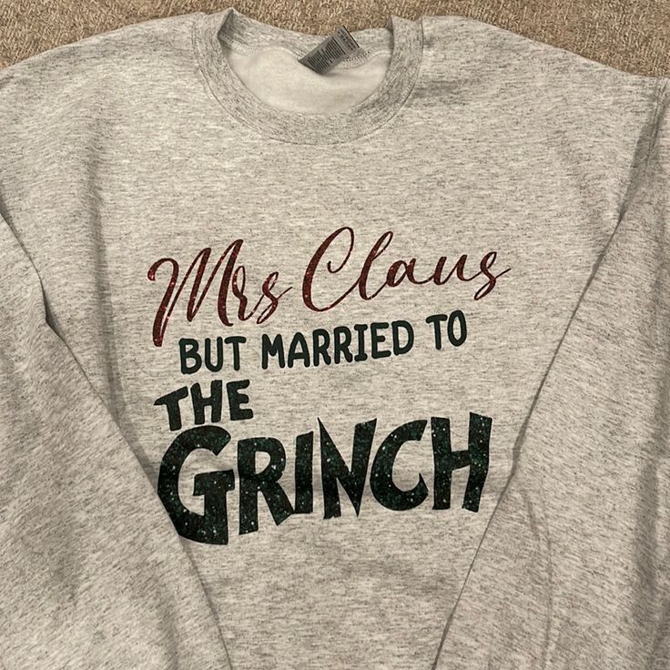 Women’s Size Medium Gildan Sweatshirt. New With Tags. Married To The Grinch, Christmas Sweatshirt Ideas, Grinch Christmas Shirt, The Grinch Christmas, Cute Shirt Designs, Mrs Claus, Grinch Christmas, The Grinch, Pull Sweat