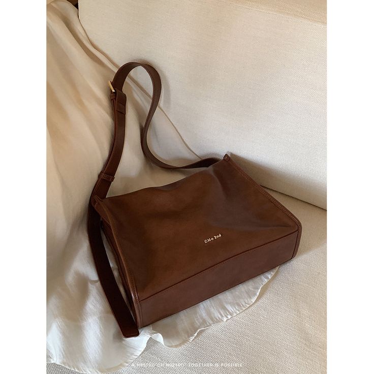 A crossbody bag with a retro design that has a moderately sized rectangular body that is easy to use on a daily basis. It has a distinctive shiny leather feel and has a pocket inside. The length of the shoulder strap can be adjusted. 
 
 
 Color 
 
 Dark brown 
 Black 
 
 
 Size 
 
 
 FREE size 
 
 Height: 22cm 
 Width: 31cm 
 Depth: 11.5cm 
 
 
 
 
 
 Material 
 
 Leather Styl Retro, Black Cross Body Bag, Retro Design, Easy To Use, Inside Pocket, Free Size, Crossbody Bag, Shoulder Strap, Leather