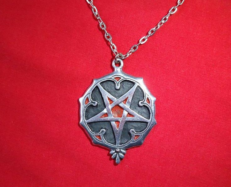 Gothic Collectible Pendant Necklace, Gothic Collectible Pendant Jewelry, Collectible Gothic Pendant Necklace, Collectible Gothic Pendant Jewelry, Star-shaped Metal Necklaces As Gift, Star-shaped Metal Necklaces For Gifts, Star-shaped Metal Necklace As Gift, Star-shaped Metal Necklace Gift, Gothic Halloween Jewelry With Round Pendant