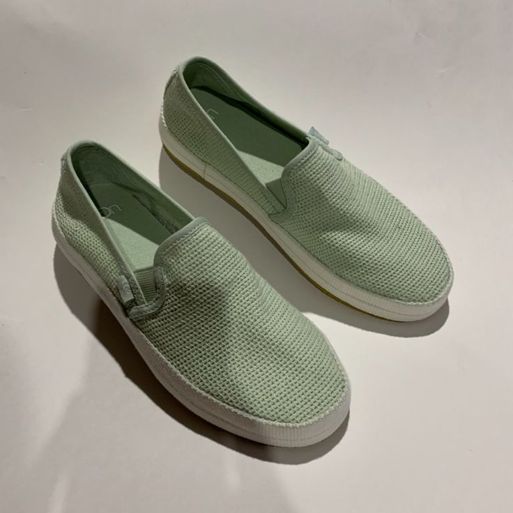 Ugg Womens Green F27019k Round Toe Low Top Slip On Flat Shoes Size Us 6.5 Brand: Ugg Department: Womens Type: Flat Style: Slip On Color: Green Size: 6.5 Toe Shape: Round Toe Shoe Shaft Style: Low Top Features: Breathable, Comfort Heel Height: Flat Season: All Season Occasion: Casual Closure: Slip On Country/Region Of Manufacture: Vietnam Condition: This Item Is Brand New Without The Original Box Please Note: 1 Set Of Pictures Taken For Multiple Sizes!! Sporty Slip-ons With Textured Sole And Round Toe, Casual Low-top Slip-ons With Woven Sole, Casual Green Closed Toe Slip-ons, Green Slip-on Sneakers, Green Slip-ons With Rubber Sole For Summer, Sporty Slip-ons With Textured Sole And Flat Heel, White Textile Low-top Slip-ons, Casual Slip-on Sneakers With Closed Toe, Casual Slip-on Closed Toe Sneakers