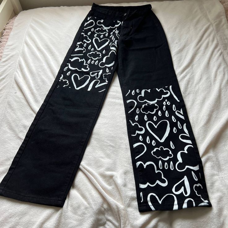 Black Jeans Size Xs Nwot Bleach Pen Jeans, Paint On Black Jeans, Tie Dye Pants Patterns, Painted On Pants, Things To Draw On Pants, Paint On Jeans Ideas, Black Jeans Painting Ideas, Jean Designs Diy, Custom Pants Paint