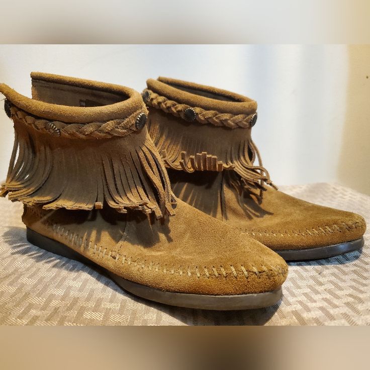 Nwot Minnetonka Moccasins 293 Size 7 High Top Fringe Boot Brown Tan Suede Boots Zipper Back Braided Detail Around Ankle No Wear No Defects Questions? Leave A Comment Below! Bohemian Brown Suede Boots, Casual Leather Fringe Boots, Casual Leather Moccasins With Fringe, Bohemian Brown Moccasins For Fall, Brown Bohemian Moccasins For Fall, Bohemian Brown Suede Moccasins, Bohemian Suede Ankle Boots, Casual Suede Fringe Boots, Brown Suede Moccasins With Fringe