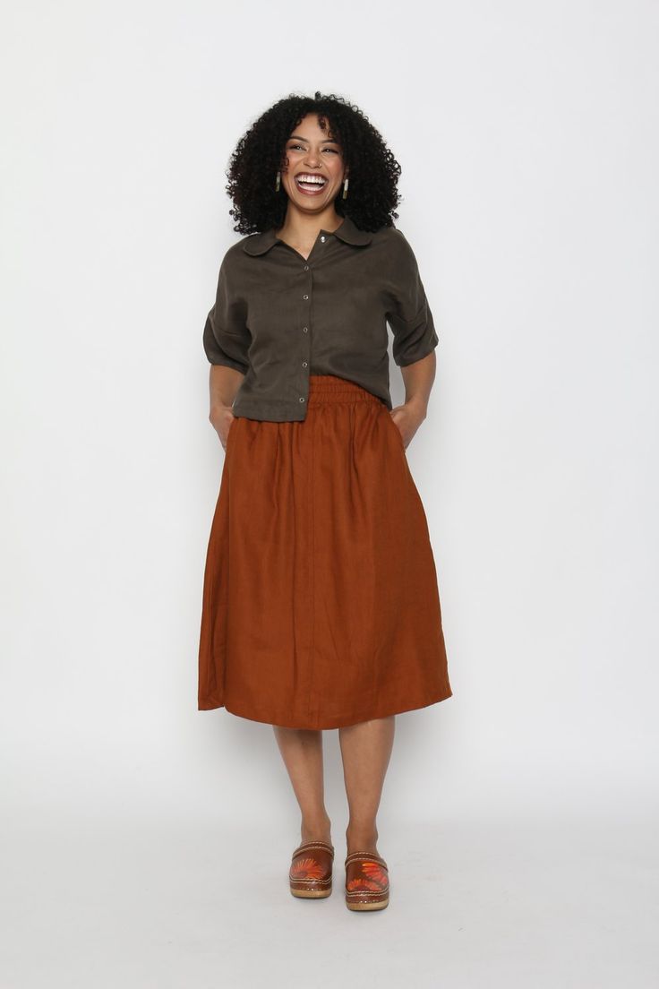 The easiest linen skirt! Full of gather and sway, this midi-length skirt features a comfortable elastic waist and deep pockets.