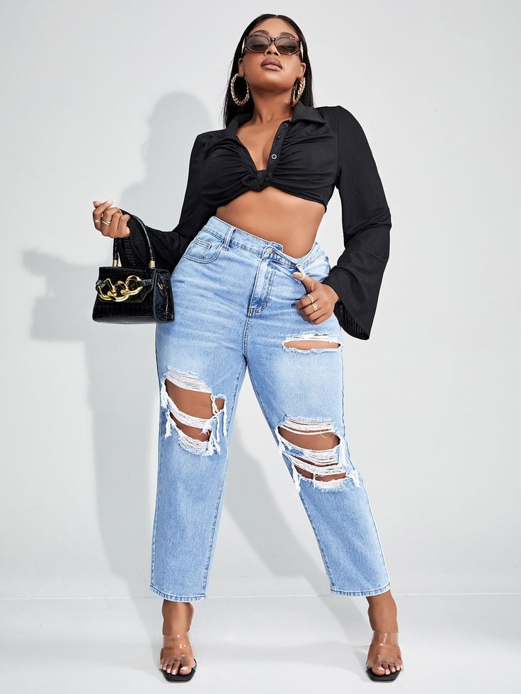 Ripped Mom Jeans Plus Size, Mon Jeans, Mom Fit Jeans, Freakum Dress, Rip Mom, Blue Mom Jeans, Curvy Model, Moda Plus Size, Curvy Girl Outfits