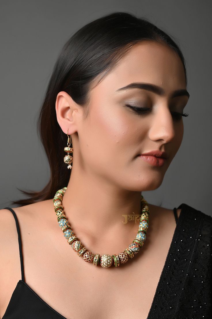 Jadau Necklace/ Indian Jewelry/ Sabyasachi Inspired Necklace/ Pakistani Necklace Set/  Indian Necklace Set/ Designer Jewelry/ Indian Wedding The majestically handcrafted Kundan necklace set is the best to match Indian tradition and intricate work handcrafted by the artisans of India. The necklace is a masterpiece inspired by Indian jewelry to give you a royal look. The bold and bright design of the necklace is perfect for all the beautiful women * Necklace Length: 17 inches (comes with adjustabl Pakistani Necklace, Amrapali Jewellery, Indian Necklace Set, Jewelry Indian Wedding, Jadau Necklace, India Necklace, Wedding Necklace Set, Sabyasachi Jewellery, Necklace Set Indian