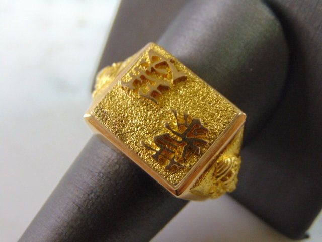 "FOR SALE IS THIS MENS VINTAGE ESTATE 18K YELLOW GOLD CHINESE RING. THE RING WEIGHS 15.3g AND IS A SIZE 10.5. MARKED \"18K\". THIS MAKES A LOVELY GIFT FOR THAT SOMEONE SPECIAL. IF ANY QUESTIONS, PLEASE ASK. BE SURE TO CHECK OUT OUR OTHER ITEMS. THANK YOU." Collectible Luxury Gold Rings, Vintage 22k Gold Wedding Rings, Luxury Gold Engraved Ring With Hallmarks, Gold Hallmarked Signet Ring For Formal Events, Vintage 22k Gold Jewelry For Anniversary, Gold Signet Ring With Hallmarks For Formal Occasions, Gold Signet Ring With 17 Jewels, Formal Gold Hallmarked Signet Ring, Victorian Gold Engraved Collectible Ring