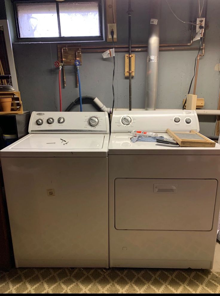 an old washer and dryer in a room