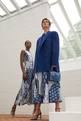 Oscar de la Renta Resort 2020 collection, runway looks, beauty, models, and reviews. Resort 2020, Batik Fashion, Batik Dress, Silk Midi Dress, Looks Chic, Fashion 2020, Vogue Paris, Evening Dresses Long, Apparel Design