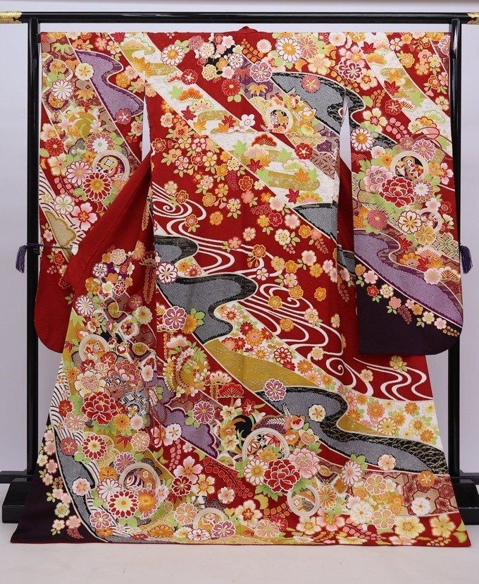 A classic red vintage silk Furisode Kimono with floral design. Brighten up you day wearing this kimono or by hanging it as a display to enjoy everyday. Item: Furisode Silk Kimono No. frn199 Size: US  L  /  Length 68.5 inch (174cm), Width 28 inch (72cm). Design :  Floral Condition: Used, Very Good. Please check the photos. Need a Obi Sash? Find it here: https://www.etsy.com/shop/KimonoFujiyamarock?ref=seller-platform-mcnav§ion_id=13757607 Shop the entire collection https://fujiyamarock.etsy.com Ships FREE by Express DHL.  5-10 day delivery from ship by date. Thanks so much for visiting! Vintage Long Red Kimono, Vintage Red Long Kimono, Red Long Sleeve Kimono With Floral Print, Red Floral Print Long Sleeve Kimono, Vintage Red Kimono For Tea Ceremony, Traditional Red Kimono For Tea Ceremony, Vintage Red Kimono For Wedding, Traditional Red Floral Print Kimono, Traditional Red Floral Kimono