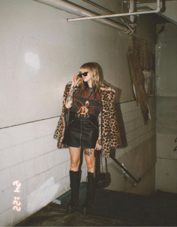 Rock Outfits For Women 80s, Glam Rock Outfit For Women, Authentic 70s Fashion, Print Coat Outfit, Rockstar Aesthetic Outfits, Glam Rock Outfits, Grunge Chic, Leopard Print Outfits, Leopard Print Coat