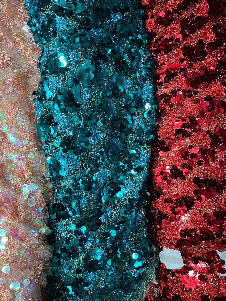 three different colored sequins are lined up together