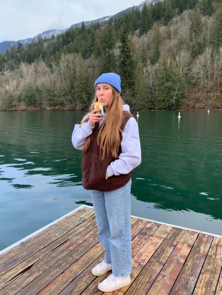 Fall Lake House Outfit, Hike Outfits Winter, Fall Lake Day Outfit, Outfits For Camping Winter, Winter Outfits For The Mountains, Beach Bonfire Outfit Winter, Cute Winter Mountain Outfits, Winter Lake Outfit, Camping Fits Winter