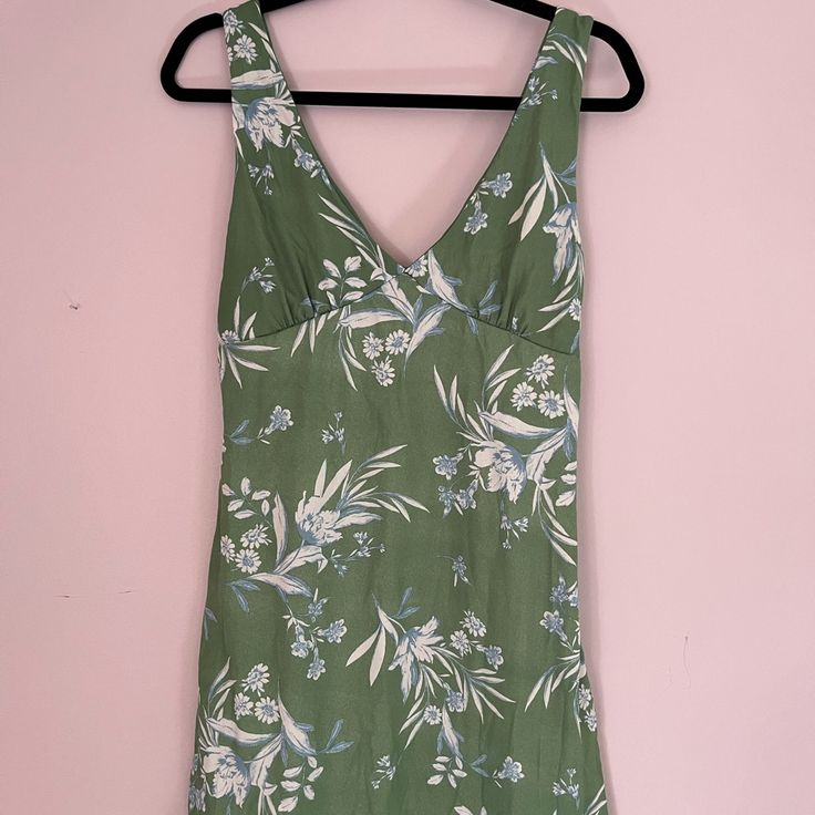 100% Polyester Sleeveless, V-Neck, Mini Silhouette, Floral/Tropical Print, Green, Short, Side Zipper Length : 34” Chest: 30” Possibly A Junior Size, Because Fits Like Medium Green V-neck Summer Mini Dress, Spring Beach Mini Dress With Notched Neckline, Summer Beach Dress With Notched Neckline, Green Mini-length V-neck Dress For Beach, Green Mini V-neck Dress For The Beach, Green Mini V-neck Dress For Vacation, Green Floral Print V-neck Dress For Summer, Green Mini Length V-neck Dress For Vacation, Casual Green Floral Print V-neck Dress