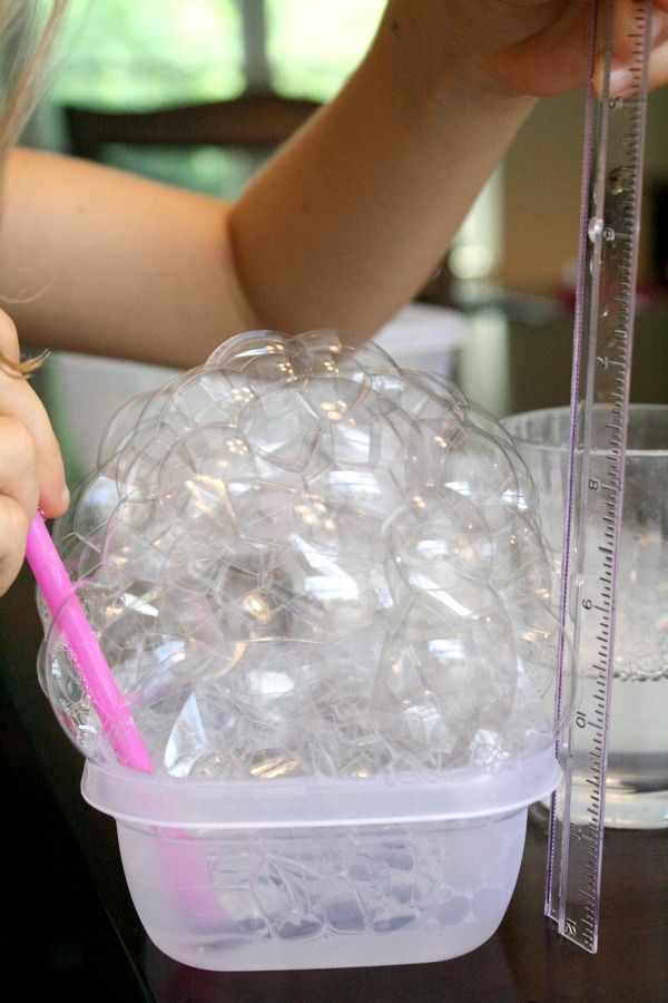 Bubble Tower Science Experiment from The Curious Kid's Science Book - Fantastic Fun & Learning Science Experiments Kids Preschool, Pulau Tioman, Pre-k Science, Toddlers Activities, Bubble Activities, Science For Toddlers, Stem Experiments, Science Week, Preschool Stem