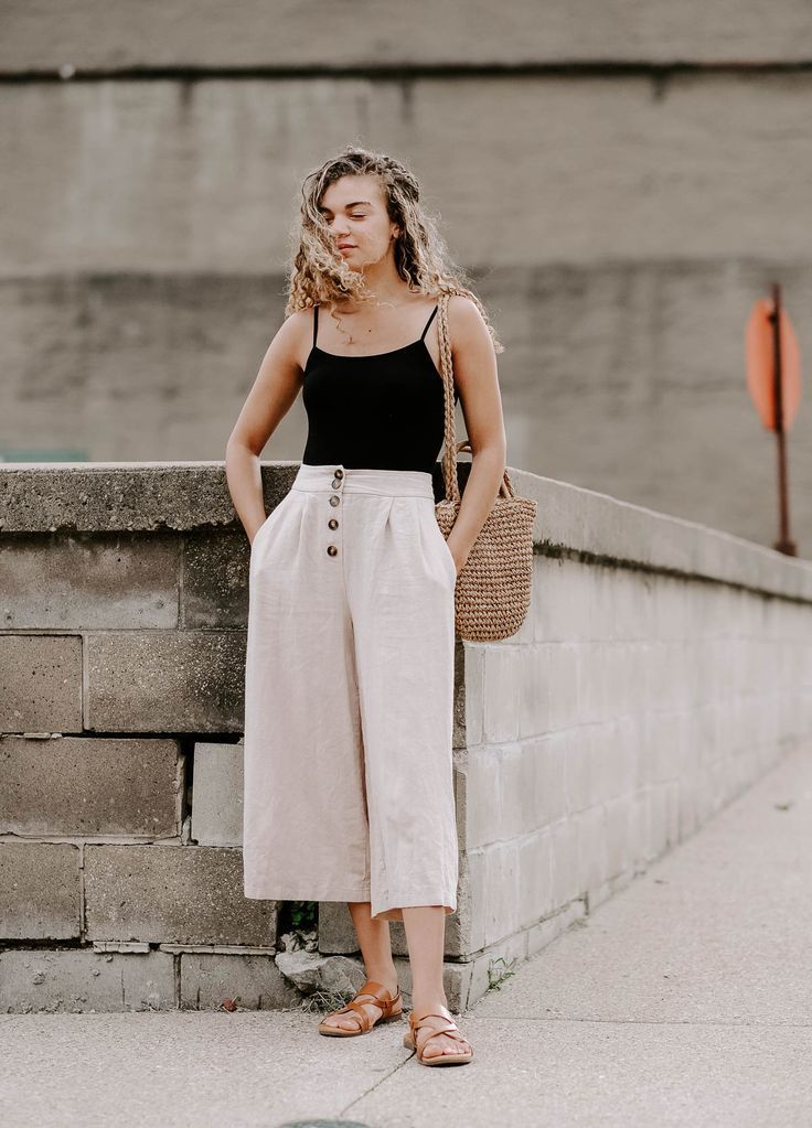 Minimalistic Summer Outfit Idea - MY CHIC OBSESSION #summeroutfit #minimaliststyle #summeroutfitideas Minimalistic Summer Outfits, Comfy Casual Summer Outfits, Mode Zendaya, Summer Outfits Women 20s, Summer Outfits Women 30s, Vintage Summer Outfits, Elegant Summer Outfits, Hot Summer Outfits, Classy Summer Outfits