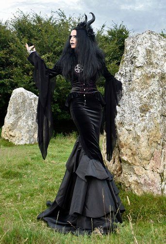 Vampire Outfit, Vamp Goth, Goth Styles, Goth Cosplay, Burlesque Vintage, Alt Fits, 80s Goth, Steampunk Skirt, Goth Steampunk