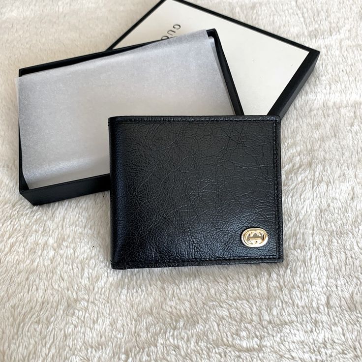 Very Unique Bifold Men’s Wallet From Gucci Featuring Glass Finish Leather And Brand Plaquet Logo Luxe Calf Leather W/ Smooth Finish Classic Black Front Plaquet Logo With Silver/Gold Details Bifold Closure 8 Individual Card Slots 2 Bill Compartments 2 Side Slots Gucci Mens Wallet, Logo Luxe, Gucci Card Holder, Maroon Leather, Canvas Wallet, Key Wallet, Gucci Monogram, Leather Card Wallet, Card Case Wallet