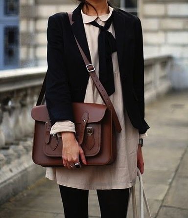 Satchel Style Handbag Styles, Look Formal, Semi Casual, Estilo Preppy, Casual Styles, Best Handbags, Looks Street Style, Brown Bag, Outfit Trends