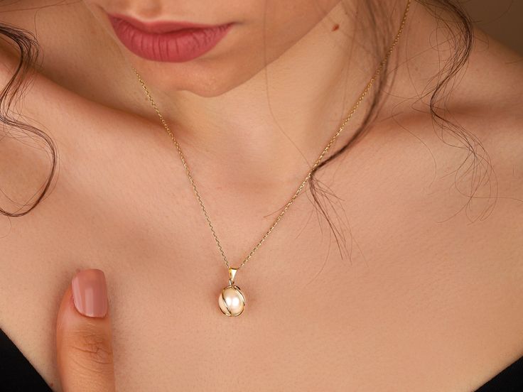 Handmade 14K Cage Pearl Design Necklace PRODUCT INFORMATION DETAİLS *Metal Type: Solid 8K/14K/18K (White/Yellow/Rose) Gold *Center Gemstone: White (Pearl quality freshwater pearls with very high luster and smooth surface.) *Pearl Size : 9 - 9.5 mm *Necklace Weight: 3.5 Gram *Chain Length Standard : 45 cm (Customize chains length) GIFT Your product will be sent in a nice high quality jewelry box. If you have a gift note at the time of purchase, I will be happy to write it on the card. And there i Custom Pearl Necklace, Pearl Cage Necklace, Elegant Spiral Necklaces For Jewelry Making, Pearl Pendant Designs Gold, Chain Types, Pearl Cage Pendant, Cage Necklace, Caged Necklace, Real Pearl Necklace