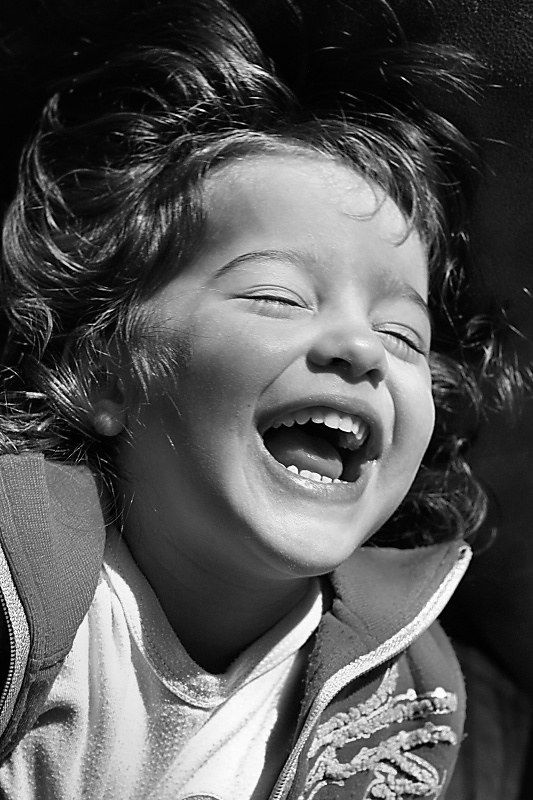 So happy! | My little friend Giulia. | Jorio | Flickr Foto Kids, Desen Realist, 얼굴 드로잉, Foto Portrait, Robert Doisneau, 얼굴 그리기, Foto Tips, 인물 드로잉, Lukisan Cat Air