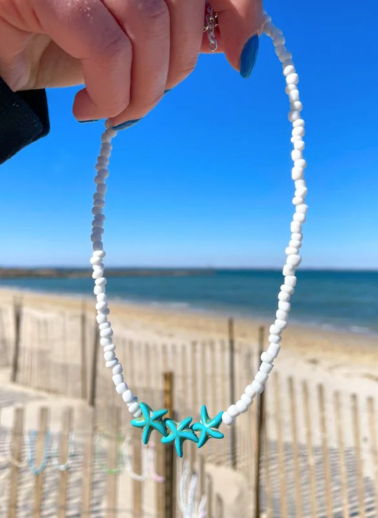 White Star-shaped Ocean-inspired Jewelry, Ocean-inspired White Star-shaped Jewelry, Ocean-inspired White Star Jewelry, White Star-shaped Jewelry With Starfish Charm, Bohemian White Starfish Jewelry, Bohemian White Star Jewelry, White Bohemian Star Jewelry, White Beaded Choker For Vacation, White Starfish Beaded Necklaces For Beach