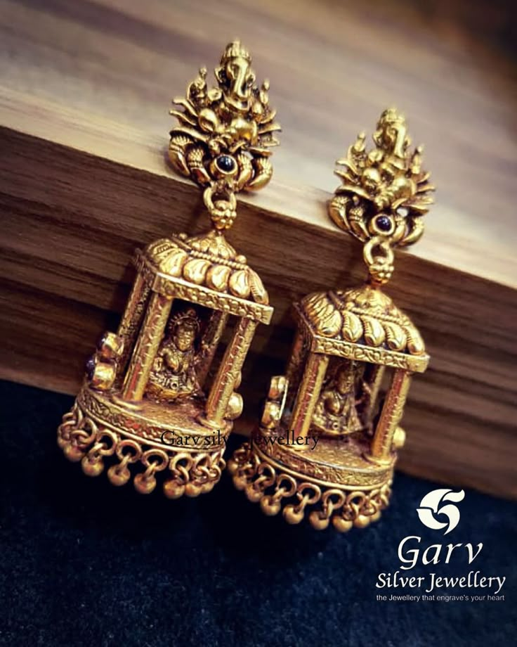 Temple Jewellery Jhumkas, Temple Jewellery Earrings, Gold Temple Jewellery, Gold Jewelry Outfits, Gold Earrings Models, Antique Gold Jewelry Indian, Antique Jewellery Designs, Jewelry Set Design, Jewellery Indian