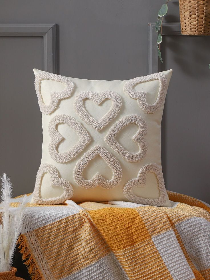 embroidery ideas Farmhouse Decorative Pillows, Heart Pillows, Valentines Pillows, Embroidered Pillow Covers, Cushion Cover Designs, Throw Pillow Styling, Punch Needle Patterns, Sofa Pillow Covers, White Throw Pillows