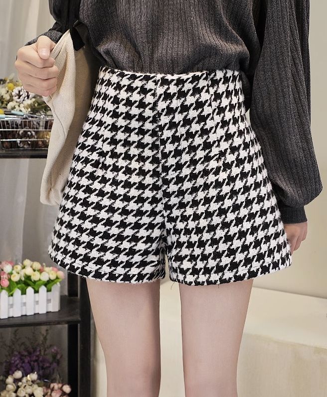 Black And White Wide-Leg Houndstooth Shorts | Jisoo - BlackPink M Black Houndstooth Bottoms For Winter, Black Houndstooth Winter Bottoms, Casual Houndstooth Pattern Bottoms For Winter, Trendy High Waist Houndstooth Bottoms, Casual Short Bottoms With Houndstooth Pattern, Casual Houndstooth Bottoms For Work, Casual Houndstooth Short Bottoms, Trendy Houndstooth Summer Bottoms, Trendy Summer Bottoms With Houndstooth Pattern