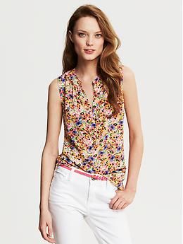 Spring Time Floral Silk Sleeveless Blouse Summer Split Neck Tops, Sleeveless Floral Print Blouse For Work, Floral Shirt Outfit, Summer Outfit Inspiration, Beautiful Blouses, Modern Outfits, Floral Sleeveless, Spring Summer Outfits, Floral Shirt