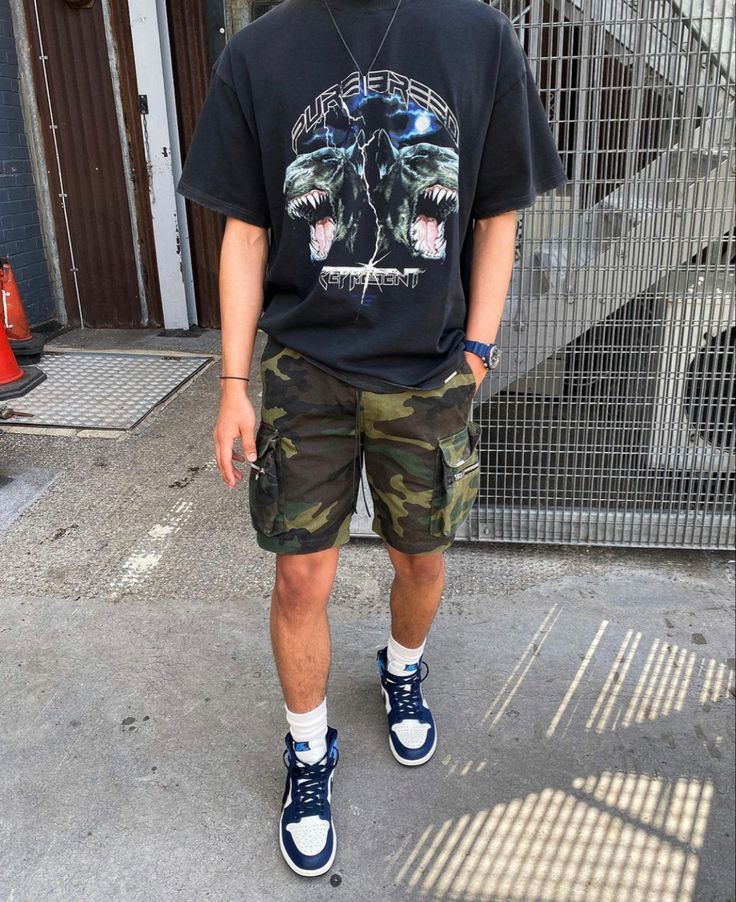 Camo Cargo Shorts Outfit, Camo Shorts Men Outfit, Camo Shorts Outfit, Tommy Clothes, Style Cargo Shorts, Cargo Shorts Outfit, Men Streetwear Outfits, Men With Style, Mens Street Style Summer