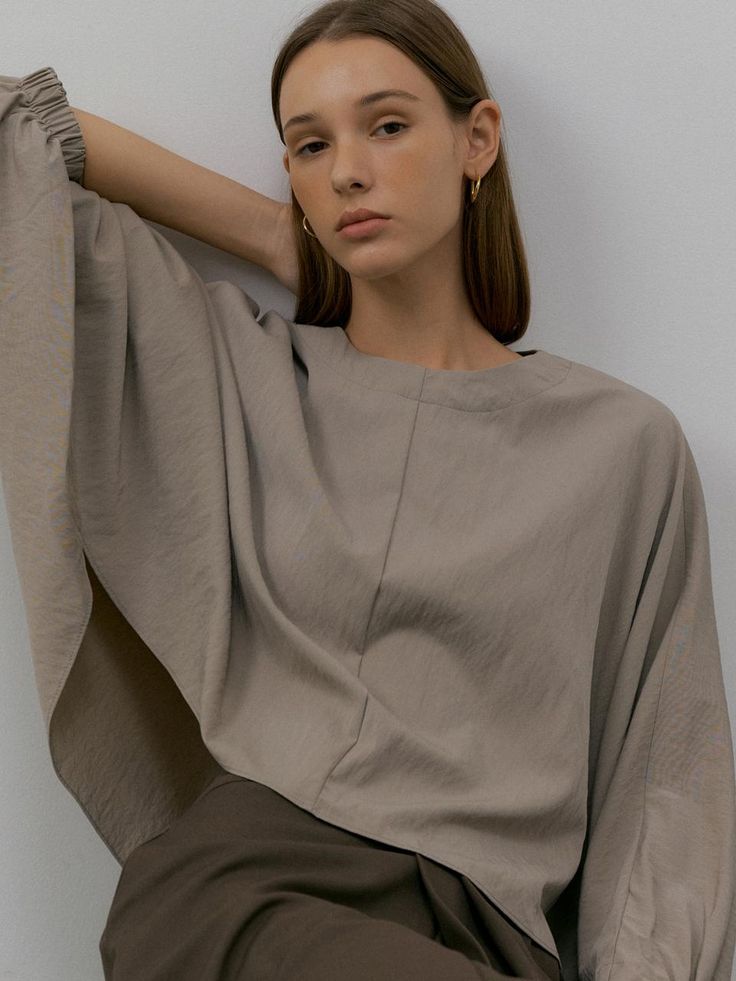 Composition : COTTON 65% NYLON 35%Country of Origin : KOREA Versatile Batwing Sleeve Workwear Tops, Versatile Batwing Sleeve Tops For Workwear, Batwing Sleeve Blouse For Work In Fall, Fall Batwing Sleeve Tops For Workwear, Beige Relaxed Fit Blouse For Layering, Chic Batwing Sleeve Tops For Fall, Fall Batwing Sleeve Blouse For Day Out, Oversized Cropped Top For Casual Wear, Beige Crew Neck Blouse For Work