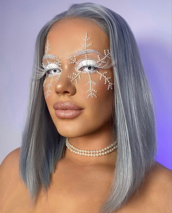 Christmas Sfx Makeup Ideas, Indie Aesthetic Makeup, Snowflake Eye Makeup, Makeup Snowflake, Creative Christmas Makeup Looks, Creative Christmas Makeup, Snowflake Makeup, Holiday Makeup Christmas, Makeup Looks Winter