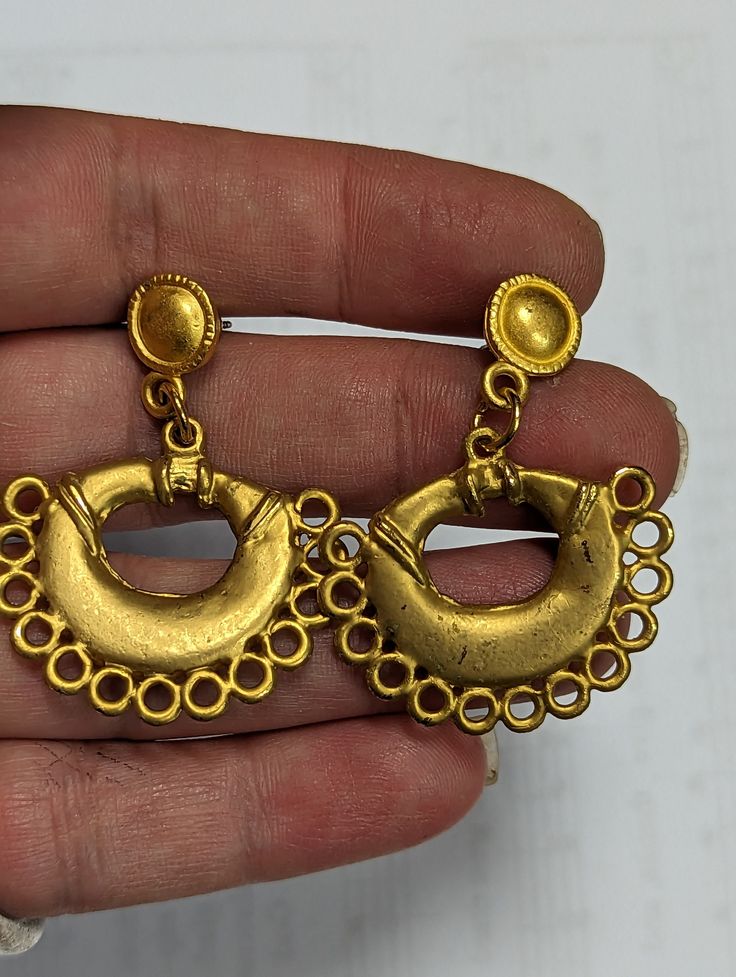 these are vintage gold plated earrings. these are very old and have a nice gold plating. very cool design. from what I have been able to find these appear to have been made in Columbia. Gold Metal Dangle Clip-on Earrings, Brass Dangle Clip-on Earrings, Vintage Yellow Gold Plated Clip-on Earrings, Yellow Gold Brass Plug Earrings, Vintage Brass Clip-on Earrings For Gift, Antique Yellow Gold Brass Earrings, Gold Brass Clip-on Plug Earrings, Gold Drop Earrings With Antique Finish, Yellow Gold Brass Clip-on Earrings