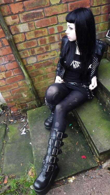 Pretty Black Outfits, Metalhead Outfits Women, Gothic Fall Outfits, Black Metal Outfit, Metal Head Outfits, Metalhead Fashion, Chicas Punk Rock, Punk Girls, Arte Pin Up