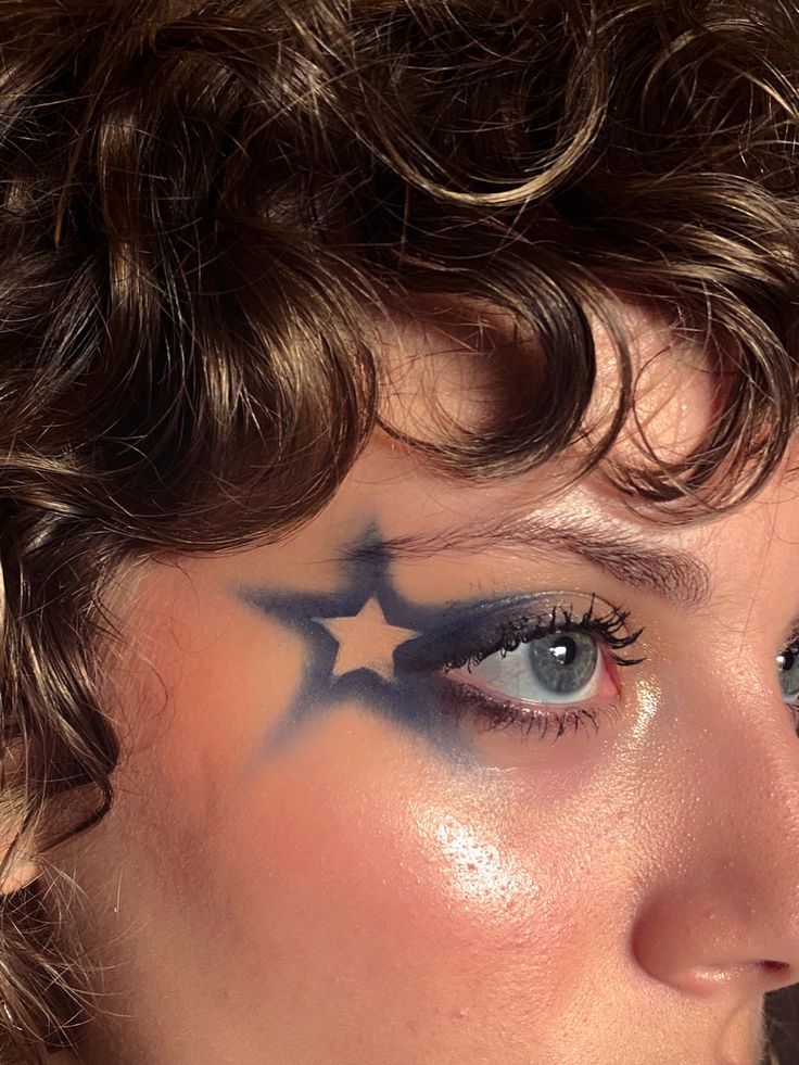 Eyeshadow Star Makeup, White And Blue Eyeshadow Looks, Eye Makeup Shapes, Found Heaven On Tour Makeup, Makeup Ideas For New Years, Rave Makeup Brown Eyes, Blue White Eyeshadow, Blue Star Makeup Look, Star Shaped Eyeliner