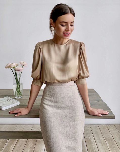 Work wardrobe essentials include a short-sleeve simple blouse and camel pencil skirt. The key is excellent fit. Elegantes Outfit Frau, Outfit Chic, Ținută Casual, Stil Inspiration, Modieuze Outfits, Elegantes Outfit, Looks Chic, 가을 패션, Work Outfits Women