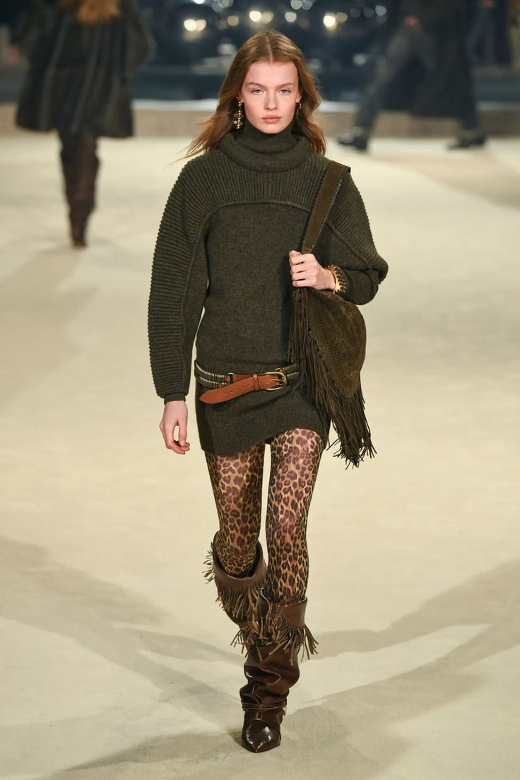 Isabel Marant Fall 2024 Ready-to-Wear Runway, Fashion Show & Collection Review [PHOTOS] Isabel Marant Style, Stockholm Fashion Week, Boho Chique, Fall Runway, Runway Outfits, Outfits Dress, Winter Boho, Moda Paris, Fall Winter 2024