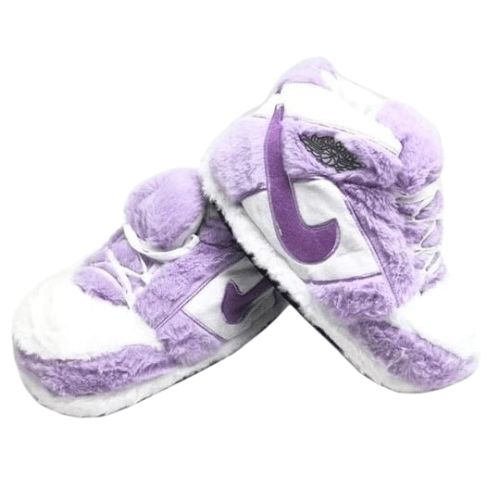 Sneaker Slippers in Light Purple Look – Comfy adult AJ slippers for men and women Personalized Slippers, Fluffy Shoes, Sneaker Lovers, Lightweight Sneakers, Sneaker Slippers, Winter Sneakers, Plush Fabric, Sneaker Collection, Unisex Design